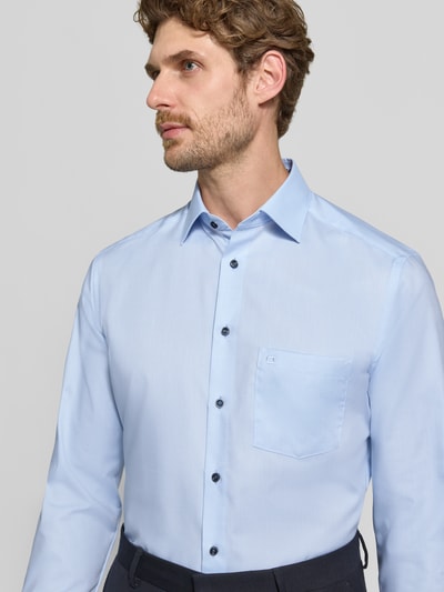 Männermodel trägt lichtblauw Modern Fit zakelijk overhemd uit pure katoen, Modern Fit Businesshemd aus reiner Baumwolle van OLYMP, Nahaufnahme Oberkörper, Heren Businesshemd van OLYMP