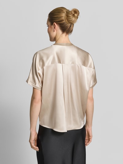 Modelka kobieca ma na sobie Relaxed Fit Seidenbluse mit Rundhalsausschnitt od HERZENS, jasny beż, gładka tkanina, krótki rękaw, luźny krój, długość pleców w rozmiarze 36: 63 cm, długość rękawa: 18 cm, ujęcie całej sylwetki z tyłu.