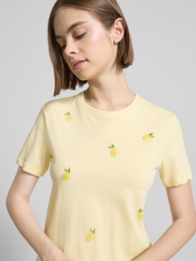 Frauenmodel trägt Regular Fit T-Shirt aus reiner Baumwolle Modell 'KITA' von Only, Optik: Unifarben, Motiv-Stitching, Rundhals, Kurzarm, Jersey, Nahaufnahme Oberkörper.