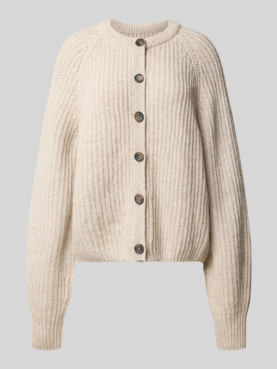 Produktfoto, cremefarbene Loose Fit Strickjacke aus Woll-Mix Modell 'RIB KNIT' von ARMEDANGELS mit grober Rippenstruktur vor grauem Hintergrund, Damen Strickjacke von ARMEDANGELS