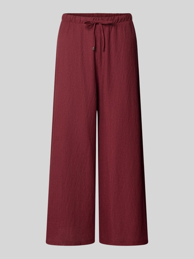 Produktfoto, Loose Fit Hose in Crinkle-Optik von s.Oliver RED LABEL in dunklem Rotton mit weiter Form und strukturierter Oberfläche
