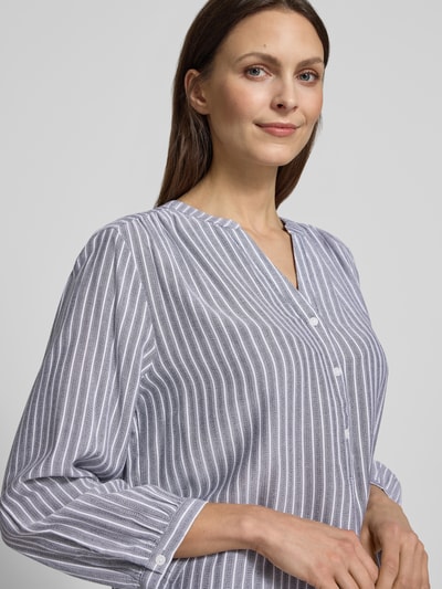 Kobiece modelka nosi Comfort Fit Langarmbluse aus reiner Viskose von Tom Tailor, paski, mao kołnierz, 3/4 rękaw, czysta wiskoza, zdjęcie z przodu, zbliżenie na górną część ciała.