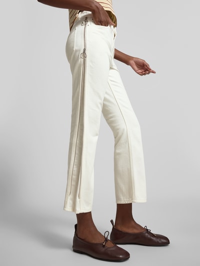 Frauenmodel trägt Bootcut Fit Jeans in verkürztem Design von Rabanne aus Reiner Baumwolle in Creme mit 5-Pocket-Design, Knopf-Reißverschluss, Ganzkörperansicht von vorne.