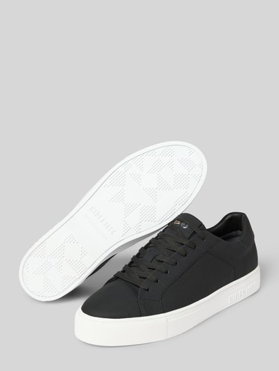 Produktfoto, Sneaker mit Strukturmuster Modell 'Essence' von Hide&Jack in Schwarz mit weißer strukturierter Sohle, Schnürverschluss, Label-Prägung, abgerundete Form, Herren Sneaker, Absatzhöhe 3 cm, Schafthöhe 7 cm, Schaftweite 10 cm