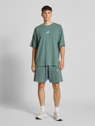 adidas Sportswear Szorty o kroju relaxed fit z wyhaftowanym logo model ‘Aurivy’ Ciemnozielony 1