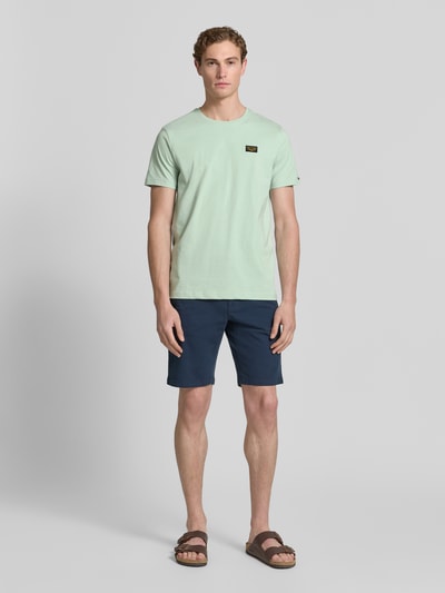 Männermodel trägt T-Shirt mit Label-Stitching und Rundhalsausschnitt von PME Legend im Baumwoll-Elasthan-Mix, Regular-Fit, Ganzkörperansicht von vorne. Rückenlänge bei Größe M: 74 cm.