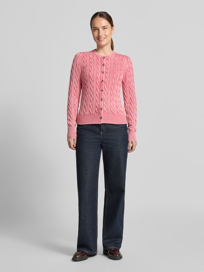 Frauenmodel trägt Relaxed Fit Strickjacke aus reiner Baumwolle von Jake*s, pink mit Zopfmuster, Damen Pullover von Jake*s Casual, Ganzkörperansicht von vorne
