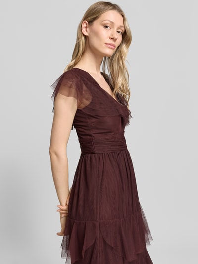 Vrouwenmodel draagt Maxikleid mit V-Ausschnitt und Taillenband van LACE & BEADS, mesh, a-lijn, laagjeslook, nahaufnahme bovenlichaam.