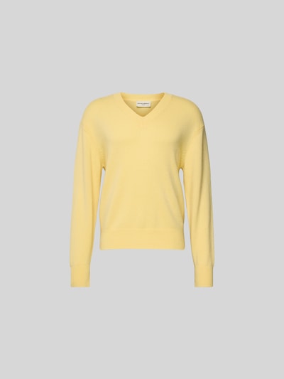Produktfoto, Kaschmirpullover in Strick-Optik von Officine Générale in Gelb, lockere Passform, V-Ausschnitt, gerippte Abschlüsse