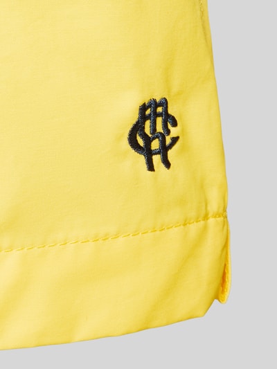 Productfoto, Badehose mit elastischem Bund und Tunnelzug van MCNEAL, katoenmix in geel, regular fit, detail van geborduurd logo.
