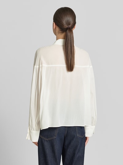 Frauenmodel trägt Relaxed Fit Bluse Modell 'SELENI' von Drykorn aus Baumwoll-Viskose-Mix, Weiß, glatte Textur, Ganzkörperansicht Rückansicht.