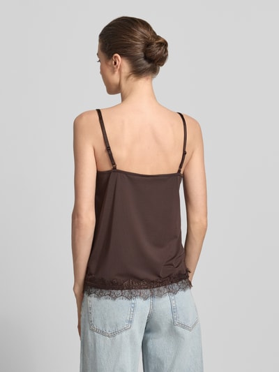 Modelka kobieca nosi Regular Fit Top mit Spitzenbesatz Modell 'Bicco' od FREE/QUENT, brązowy, materiał elastyczny, koronka, cienkie ramiączka, dekolt V, długość tyłu w rozmiarze S: 41 cm, widok całej sylwetki od tyłu.