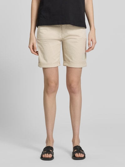 Frauenmodel trägt Chino-Shorts mit Gürtel von MAC in Beige, Baumwoll-Elasthan-Mix, Regular Fit, glatte Textur, Nahaufnahme Oberschenkel, Ganzkörperansicht von vorne.