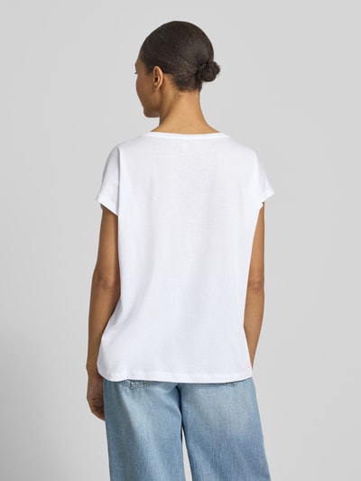 Frauenmodel trägt Oversized T-Shirt mit Motiv-Print von Smith and Soul, weiß, aus Baumwoll-Modal-Mix, lockerer Schnitt, Rückansicht Ganzkörperansicht.