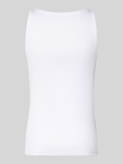 Männermodel trägt Regular Fit Tank Top 3er-Pack aus reiner Baumwolle von HUGO, Optik: Unifarben, Materialverarbeitung: Ripp, Ganzkörperansicht Rückansicht.