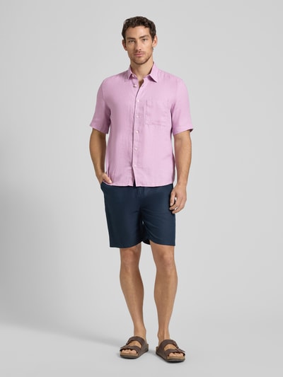 Männermodel trägt Regular Fit Freizeithemd aus reinem Leinen von Marc O'Polo, Optik: Unifarben, Passform: Regular-Fit, Hemdkragen: Kentkragen, Knopfleiste: durchgehend, Verschluss: einreihige Knopfleiste, Ärmelform: Kurzarm, Rumpfabschluss: Gerade, Brusttasche, Materialverarbeitung: Flammgarn, Material: Leinen, Ganzkörperansicht von vorne.