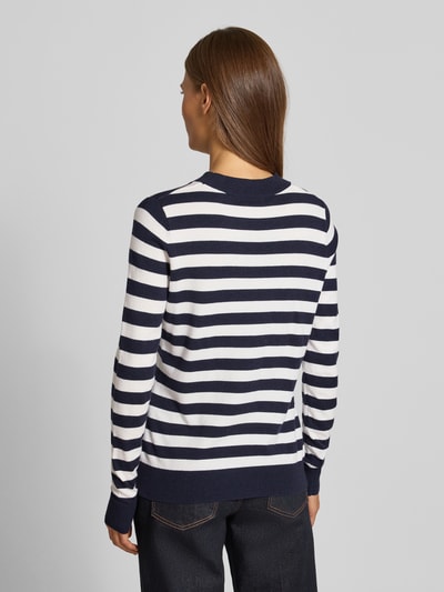 Frauenmodel trägt Strickpullover mit Rundhalsausschnitt von Christian Berg Woman, dunkelblau-weiß gestreift, Viskose-Mix, Rückenansicht, Ganzkörperansicht Rückansicht.