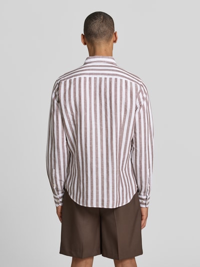 Männermodel trägt Slim Fit Business-Hemd mit Kentkragen Modell 'Pit' von JOOP! Collection, vertikale Streifen, Baumwoll-Leinen-Mix, Ganzkörperansicht Rückansicht.