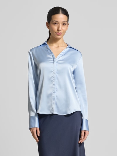 Frauenmodel trägt Regular Fit Bluse mit V-Ausschnitt von Calvin Klein Womenswear in Hellblau, Material-Mix mit Stretch, Ganzkörperansicht von vorne.