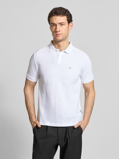 Männermodel trägt Regular Fit Poloshirt aus Baumwolle von HECHTER PARIS in Weiß mit Polokragen, Label-Detail, Ganzkörperansicht von vorne.