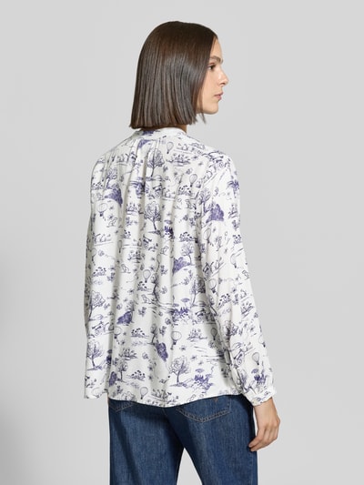 Vrouwenmodel draagt Regular Fit blouse uit zuiver viscose met all-over motiefprint, ronde hals, lange mouwen, knoopsluiting, ruglengte bij maat 36: 69 cm, mouwlengte bij maat 36: 63 cm, Regular Fit Bluse aus reiner Viskose van Emily Van den Bergh, geheelbeeld achterkant.