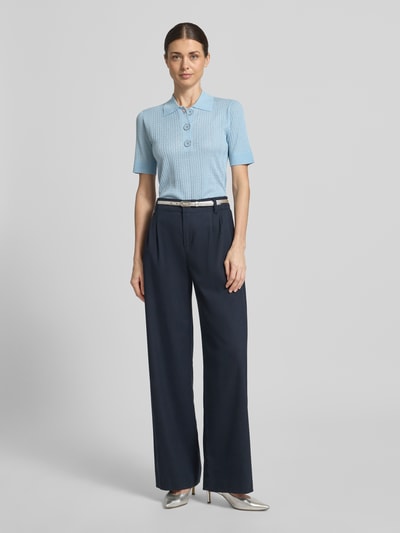 Frauenmodel trägt Strickshirt mit Polokragen und Knopfleiste von Liu Jo White, Viskose-Mix, Slim Fit, hellblau, Ganzkörperansicht von vorne.