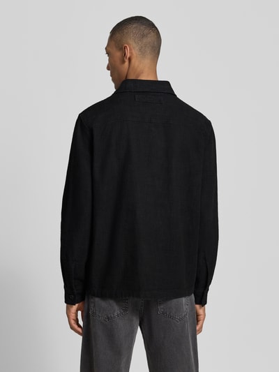 Männermodel trägt Regular Fit Jacke aus reiner Baumwolle Modell 'ECORD' von HUGO, schwarz, Umlegekragen, Rückansicht Ganzkörperansicht.