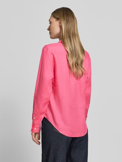 Modelka nosi Regular Fit Leinenbluse mit Label-Stitching od Gant, kolor intensywny róż, krój regular fit, czysty len, kołnierzyk koszulowy, wyhaftowane logo, listwa guzikowa, długość tyłu w rozmiarze 36: 66 cm, długość rękawów w rozmiarze 36: 60 cm, pełny widok z tyłu