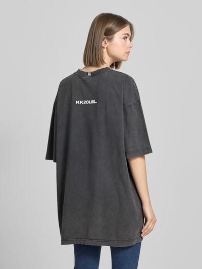 Karo Kauer Oversized T-Shirt mit Label-Print Dunkelgrau 5