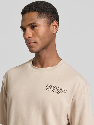Mannenmodel draagt Regular Fit T-shirt uit katoenmix van s.Oliver RED LABEL, look: effen kleuren, ronde hals, korte mouw, jersey, applicatie met opschrift, Nahaufnahme bovenlichaam.
