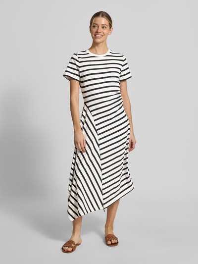 Frauenmodel trägt Tailliertes Jersey-Kleid aus Baumwoll-Mix von s.Oliver RED LABEL, gestreiftes Allover-Muster, asymmetrischer Midi-Saum, Ganzkörperansicht von vorne.