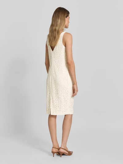 Frauenmodel trägt Enganliegendes Cocktailkleid aus Viskose-Mix mit Baumwoll-Anteil von Lauren Ralph Lauren, cremefarben, Spitzenstruktur, Ganzkörperansicht Rückansicht.