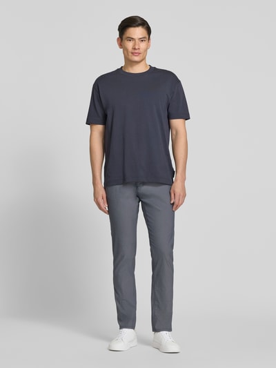 Männermodel trägt Fein strukturierte Hose mit Label-Detail Modell Lyon von Pierre Cardin, Baumwoll-Mix mit Stretch-Anteil, Regular-Fit, Ganzkörperansicht von vorne.