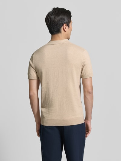 Männermodel trägt Regular Fit Poloshirt aus reiner Baumwolle Modell 'BERG' von SELECTED HOMME in Beige, unifarben, Rückansicht Ganzkörperansicht.