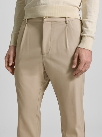 Männermodel trägt Hose aus Schurwolle-Mix mit französischen Eingrifftaschen von CRUNA, beige, leicht strukturiert, Nahaufnahme Oberkörper, Tapered Fit, elastischer Bund, Knopf- und Reißverschluss, Gesäßleistentaschen, Stretch-Anteil, Bundweite 40 cm, Innenbeinlänge 76 cm.
