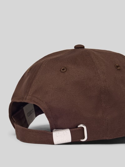 Produktfoto, Base Cap aus reiner Baumwolle mit Logo-Stitching von Closed in Dunkelbraun, gebogener Visor, Snapback-Verschluss, strukturierte Oberfläche