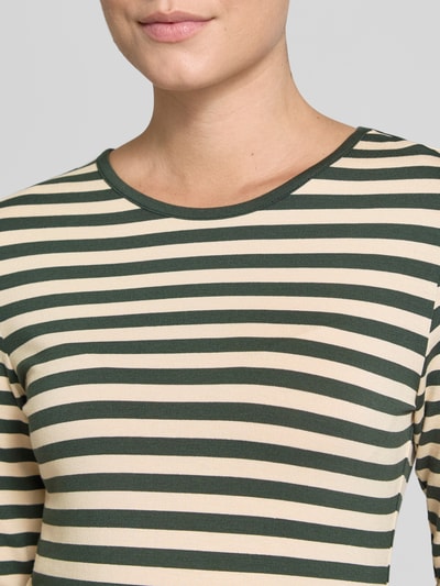 Vrouwenmodel draagt Skinny Fit Longsleeve uit viscosemix model 'Liana' van FREE/QUENT, horizontale groen-beige strepen, close-up bovenlichaam.