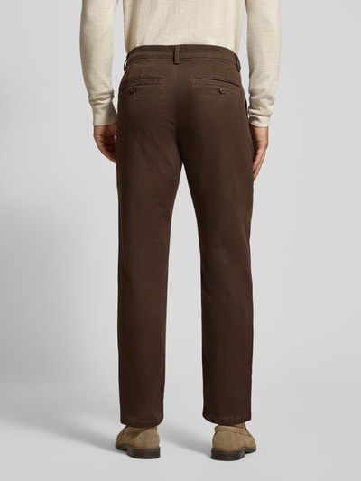 Männermodel trägt dunkelbraune Straight Fit Chino aus Baumwoll-Mix Modell 'Miles' von Selected, Herren Chino, Ganzkörperansicht Rückansicht.