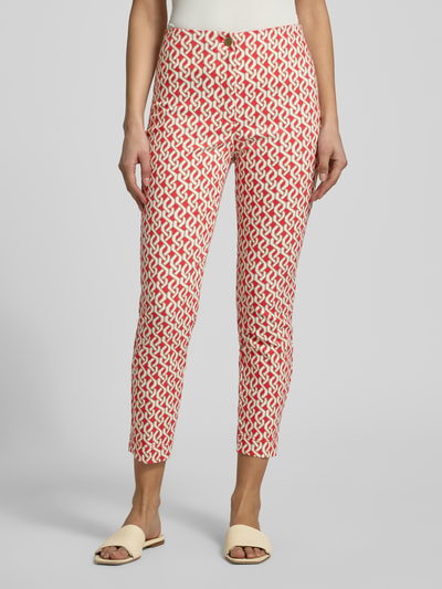 Frauenmodel trägt Slim Fit Hose in verkürzter Passform von Christian Berg Woman aus Baumwoll-Mix mit Stretch-Anteil, Allover-Look, Ganzkörperansicht von vorne.