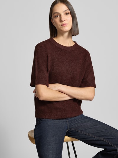 Frauenmodel trägt Regular Fit Pullover mit Woll-Anteil Modell 'Pimota' von OPUS in Dunkelbraun, leicht flauschige Textur, kombiniert mit dunkelblauer Jeans, Nahaufnahme Oberkörper, Damen Pullover von OPUS.