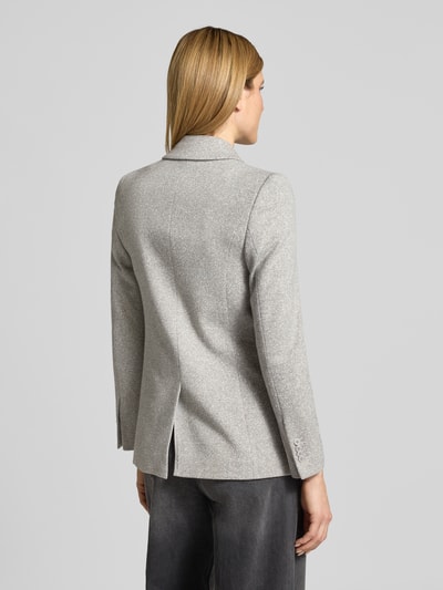 Frauenmodel trägt Blazer mit Reverskragen Modell 'ATLIN' von Drykorn aus Material-Mix mit Viskose-Anteil und Pattentaschen in Grau, Ganzkörperansicht Rückansicht.