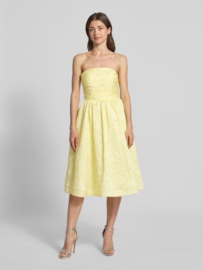 Frauenmodel trägt Minikleid mit floralem Allover-Stitching von Hey Kyla, schulterfrei, tailliert, ausgestellte Passform, Ganzkörperansicht von vorne.
