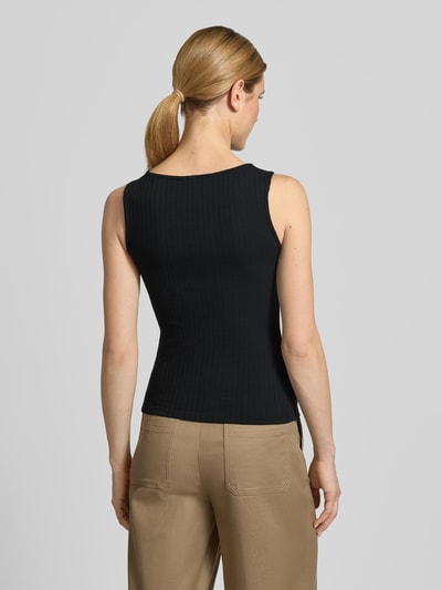 Kobiece model prezentuje Slim Fit Tank Top aus Baumwoll-Mix Model 'RUBY' von Vero Moda, jednokolorowy, krój slim fit, dekolt w łódkę, szerokie ramiączka, wykończenie: prążkowana faktura, materiał: mieszanka bawełny, całkowity widok z tyłu.