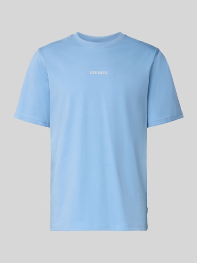 Produktfoto, hellblaues T-Shirt mit Rundhalsausschnitt Modell 'Andrew' von Les Deux aus reiner Baumwolle, Regular-Fit, Logo auf der Brust