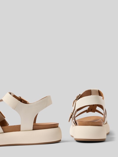 Produktfoto, Sandalen aus echtem Leder mit Plateau-Absatz von INUOVO in Creme und Braun, glatte Sohle, offene Ferse, abgerundete Passform, Absatzhöhe 3 cm.