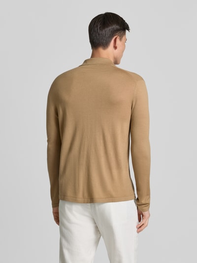 Męski model nosi Regular Fit Strickjacke aus Wolle Modell 'Verklin' von Tiger Of Sweden, beżowy, krój regular fit, wełna, kołnierzyk typu kent, listwa guzikowa, długość tyłu w rozmiarze M 71 cm, długość rękawów w rozmiarze M 65 cm, gładka faktura, całkowity widok z tyłu.