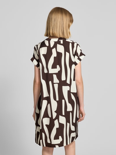 Frauenmodel trägt knielanges Kleid mit Tunikakragen Modell 'Wulana dune' von OPUS aus Viskose-Mix, Loose-Fit, abstraktes Muster, Ganzkörperansicht Rückansicht.