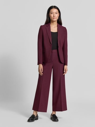 Frauenmodel trägt Wide Fit Hose mit Viskose-Anteil von Christian Berg Woman Selection in Dunkelrot, Produktdetails aus elastischem Material-Mix, Ganzkörperansicht von vorne.