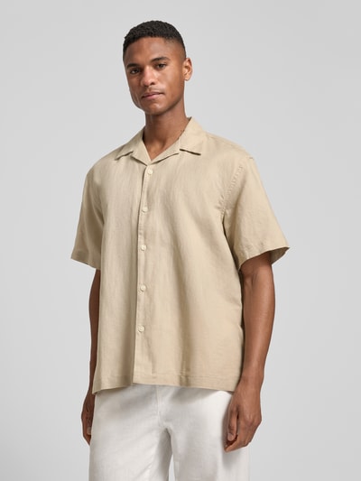 Männermodel trägt Relaxed Fit Freizeithemd aus Leinen-Baumwoll-Mix Modell 'RLXCLAY' von HUGO, Optik: Unifarben, Textur: Strukturiert, Kurzarm, Reverskragen, durchgehende Knopfleiste, Label-Applikation, Passform: Relaxed-Fit, Materialverarbeitung: Flammgarn, Ganzkörperansicht von vorne.
