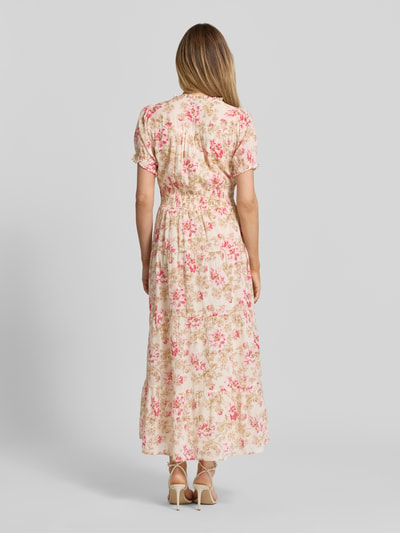 Frauenmodel trägt Maxikleid mit floralem Allover-Print Modell 'Kanza' von Neo Noir, Reine Baumwolle, Tailliert, Rüschenbesatz, V-Ausschnitt, Smok-Detail, Kurzärmelig, Rückenlänge 136 cm, Brustweite 46 cm, Ärmellänge 18 cm, Ganzkörperansicht Rückansicht.